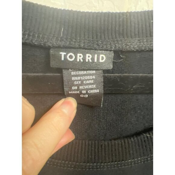 Torrid Sz 00 (US 10) Studded Shoulder Crew Neck Sweatshirt Sweater Black Metal S - Picture 4 of 8